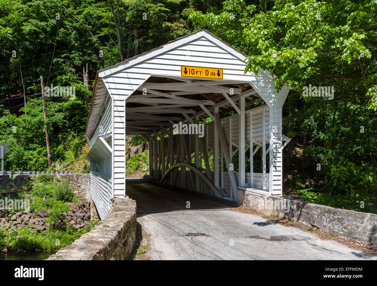 Gedeckte Holzbrücke über den Creek Valley, aus dem Jahr 1865, Yellow Springs Rd, Valley Forge National Historical Park, Pennsylvania, USA Stockfoto