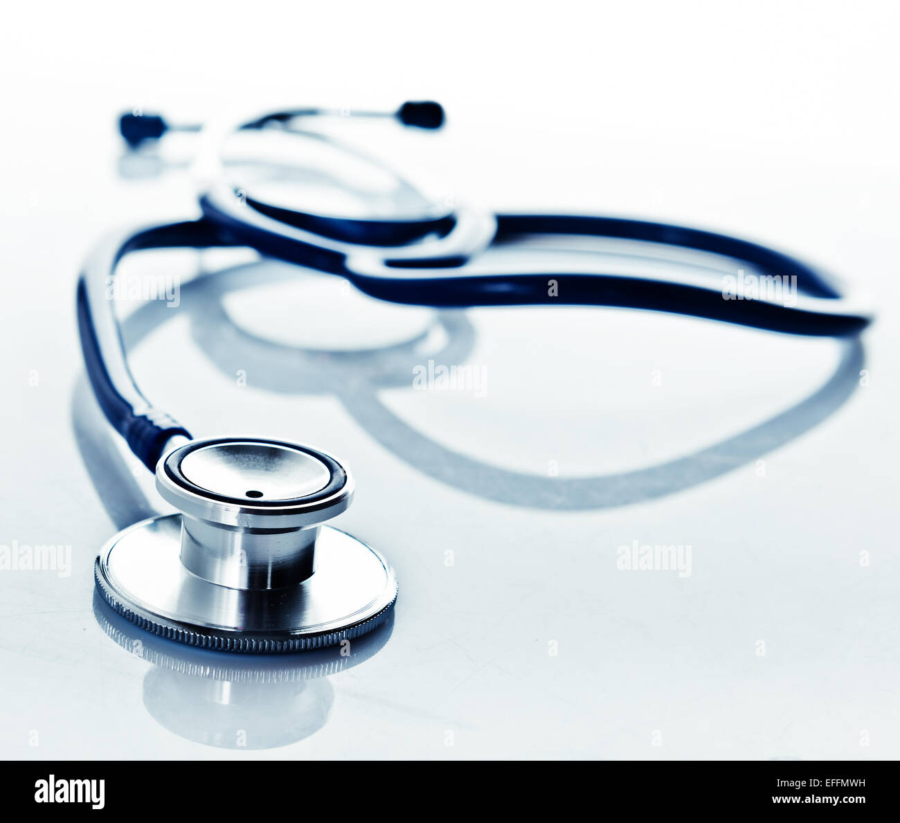 Stethoskop auf blau, reflektierenden Hintergrund Stockfoto
