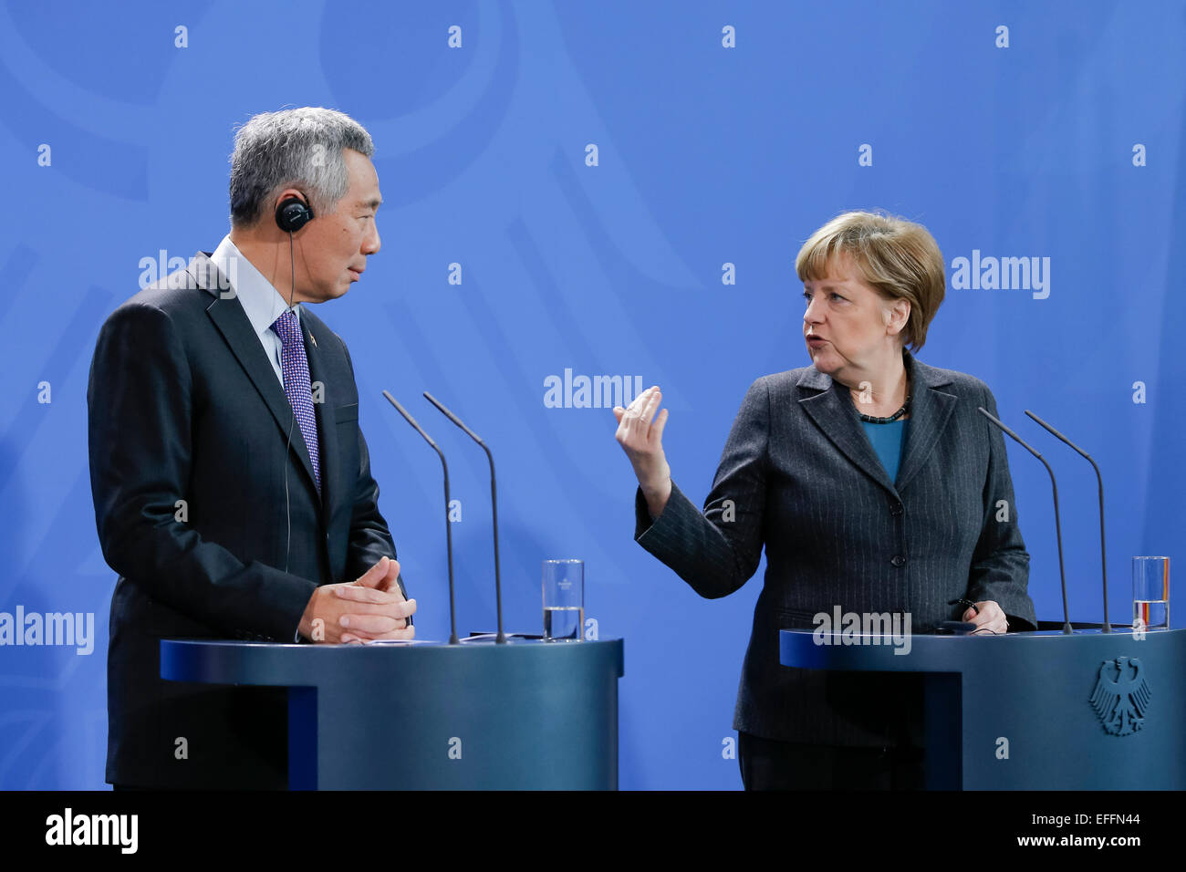 Berlin, Deutschland. 3. Februar 2015. Premierminister von Singapur Lee Hsien Loong und und die deutsche Bundeskanzlerin Angela Merkel geben eine gemeinsame Pressekonferenz nach dem Treffen im Bundeskanzleramt am 3. Februar 2015 in Berlin, Deutschland. / Foto: Bundeskanzlerin Angela Merkel und Premierminister von Singapur Lee Hsien Loong. Bildnachweis: Reynaldo Chaib Paganelli/Alamy Live-Nachrichten Stockfoto