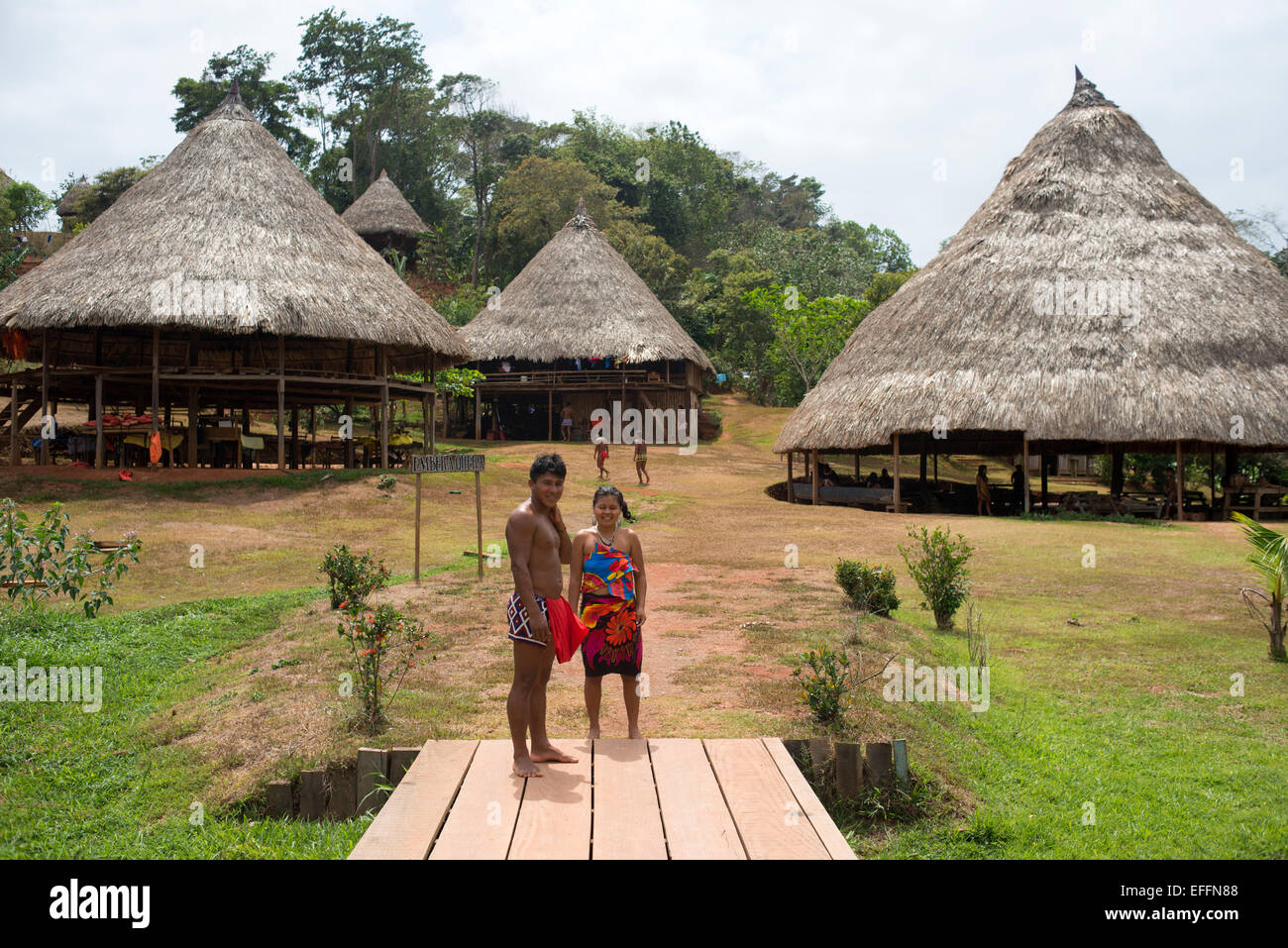Dorfbewohner von der systemeigenen Embera Indianerstamm, Embera Dorf, Panama. Panama Embera Menschen indischen Dorf einheimische Indio indios Stockfoto