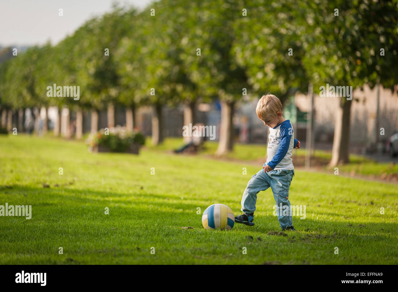 Jungen spielen Fußball auf der Wiese Stockfoto