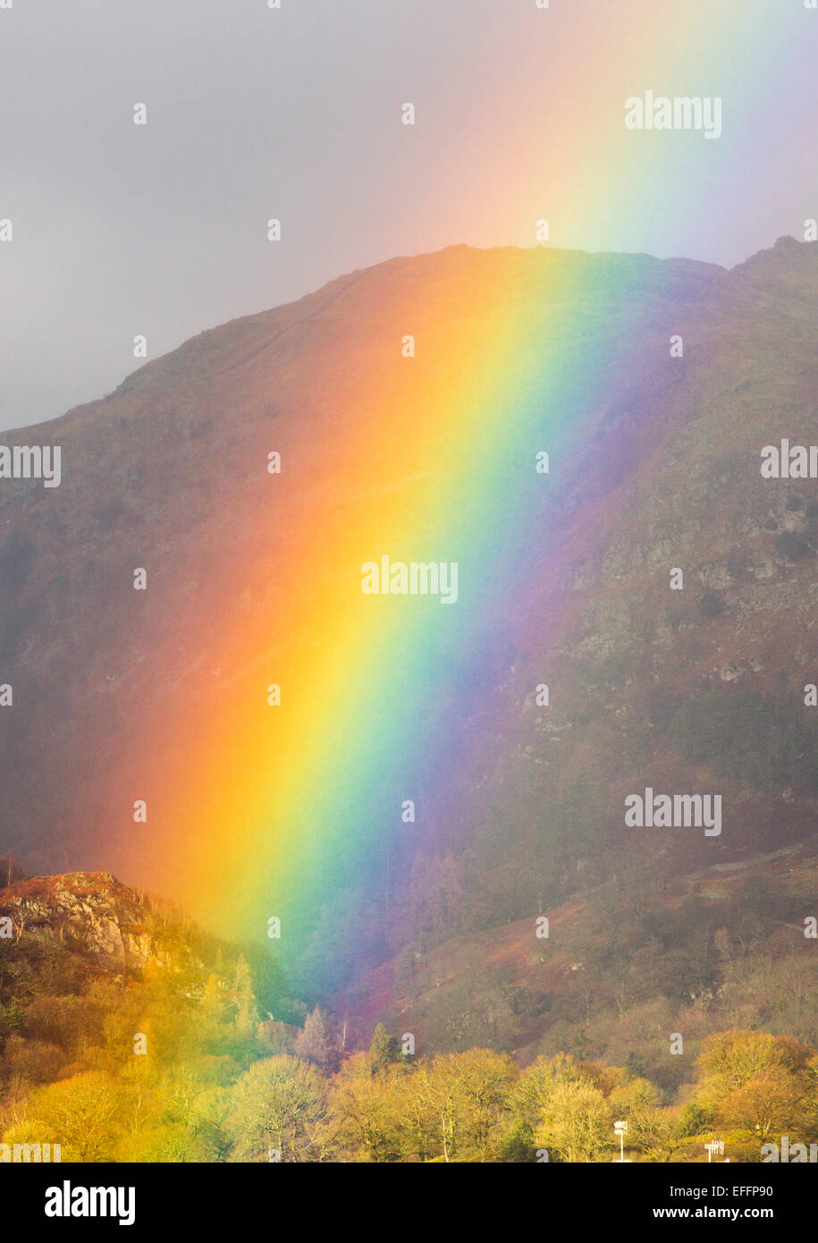 Ein doppelter Regenbogen über Ambleside, Lake District, Großbritannien. Stockfoto