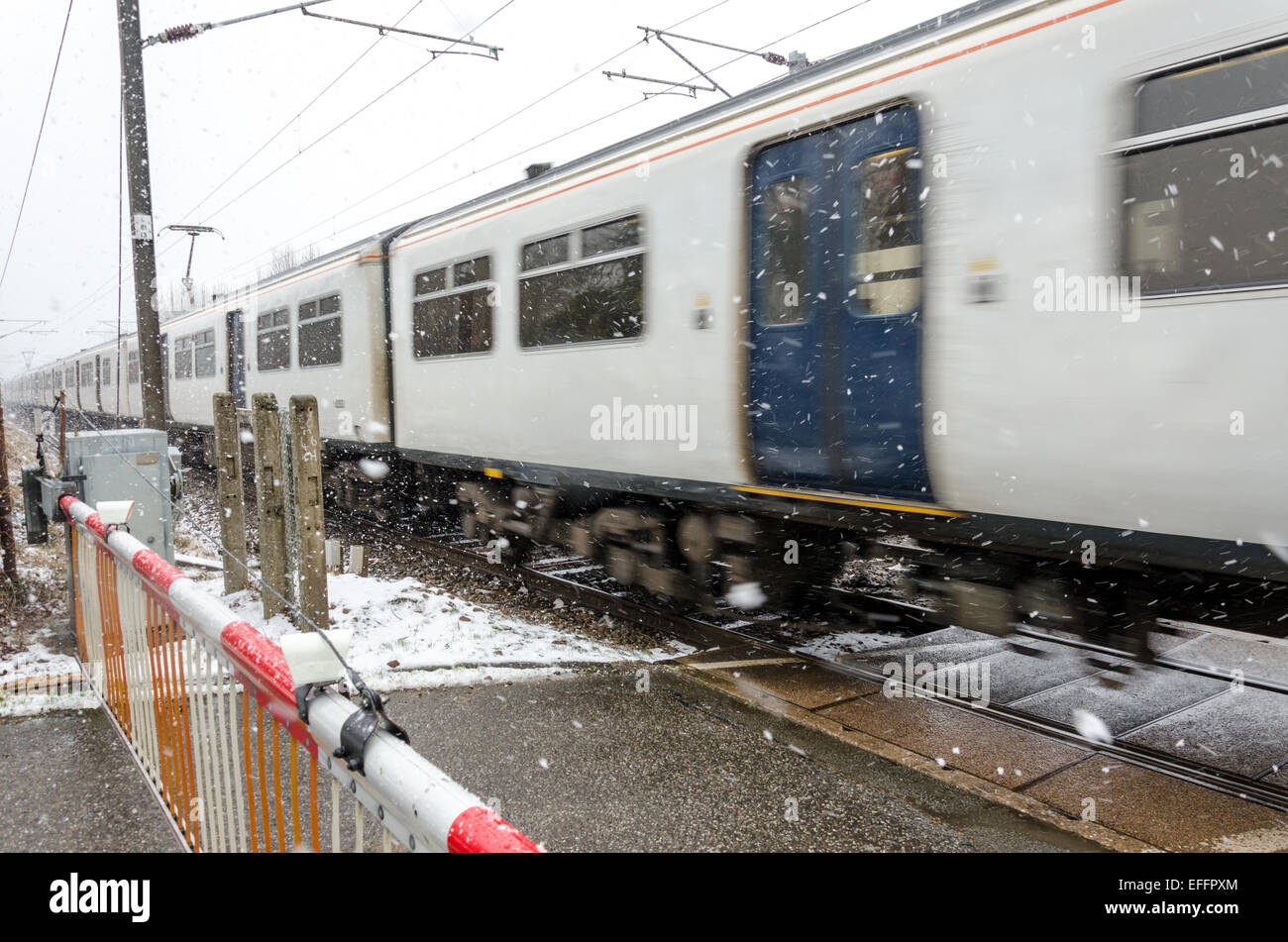 Sawston, Cambridge, UK. 3. Februar 2015. UK-Wetter: Ein northbound Zug auf die London Liverpool Street, Cambridge Linie reist durch Schnee an einem Bahnübergang in Sawston. Bildnachweis: David Jackson/Alamy Live-Nachrichten Stockfoto