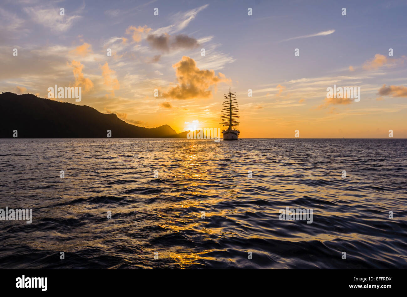 Caribian, Antillen, kleine Antillen, Grenadinen, Bequia, Karibik segeln Schiff bei Sonnenuntergang Stockfoto