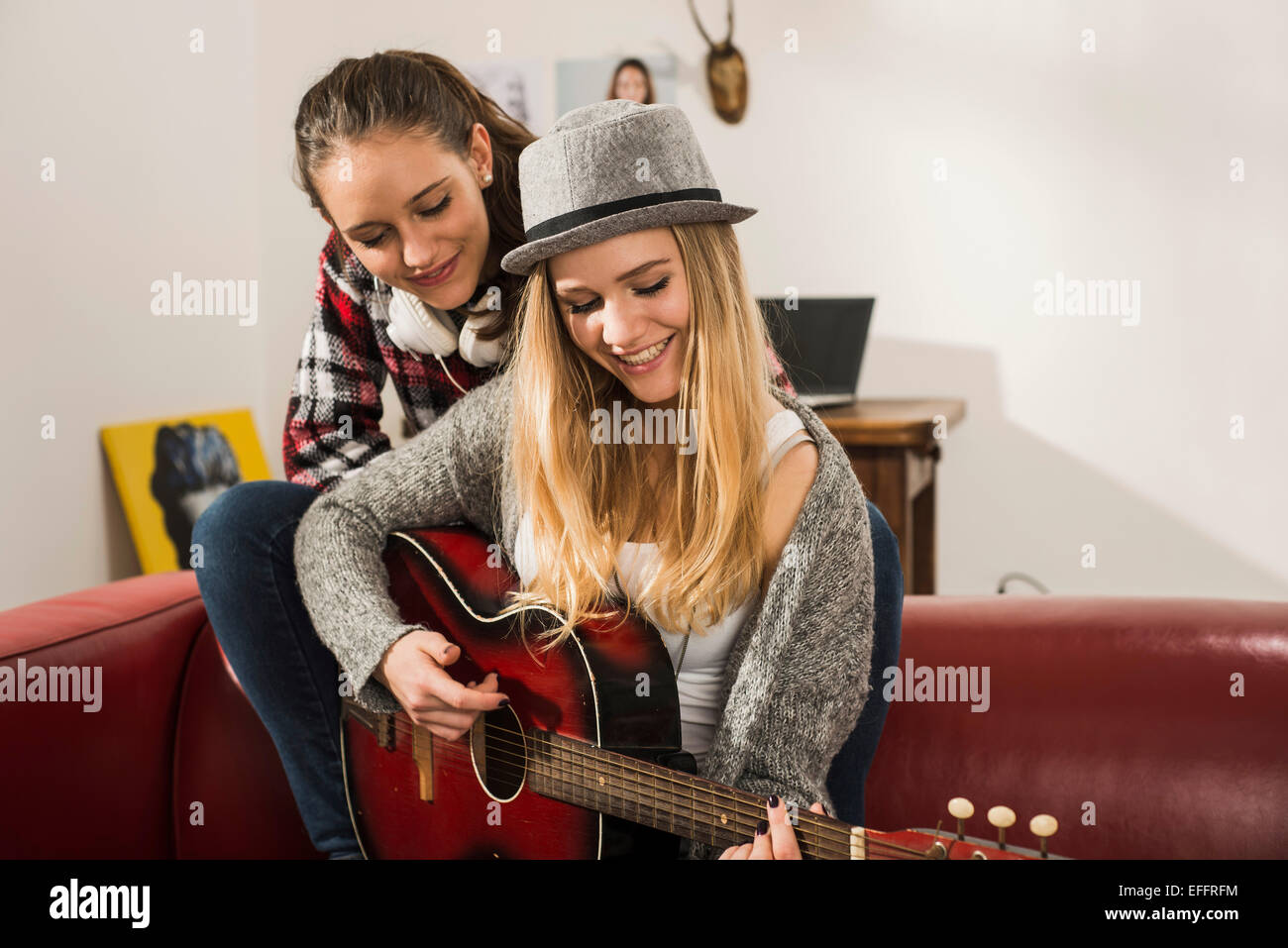 Zwei Freundinnen, die gemeinsam Spaß zu haben, die zu Hause Stockfoto