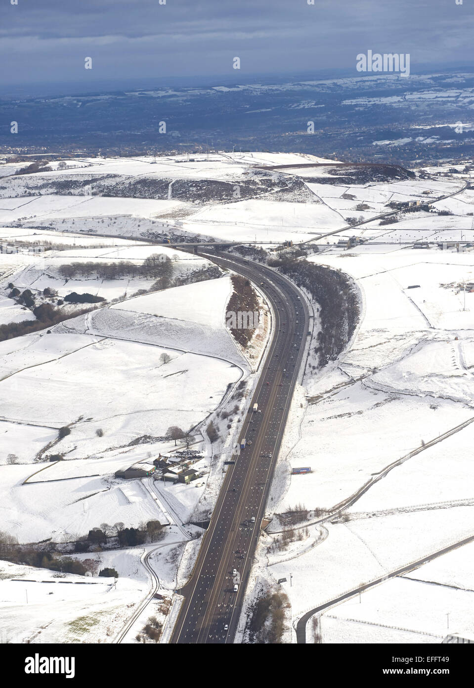 Der M62, die nur befahrbare Strecke über die Pennines im Winterschnee Januar 2015, Scammondon, West Yorkshire, Großbritannien Stockfoto