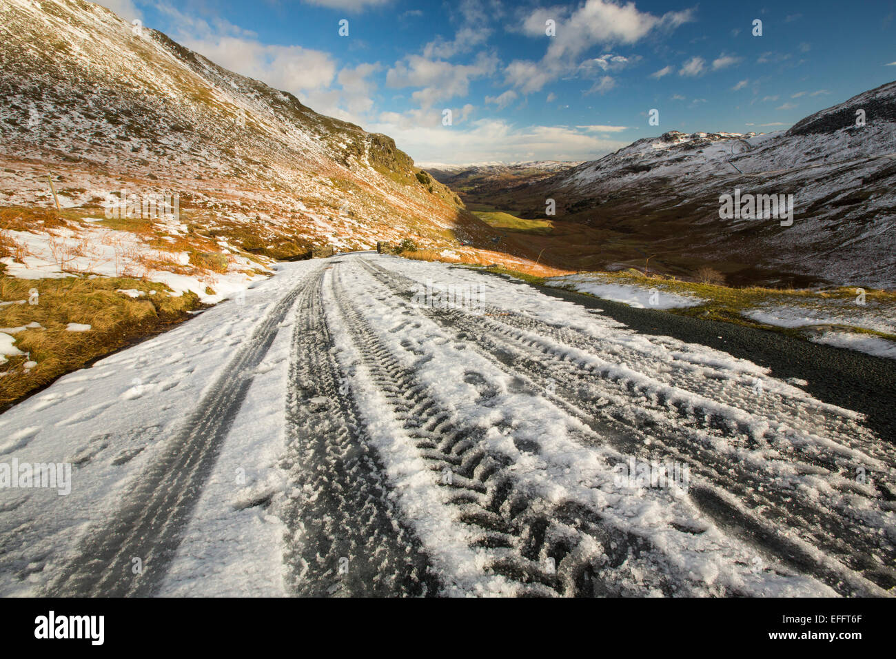 Reifenspuren auf Wrynose Pass im Winter, Lake District, Großbritannien. Stockfoto