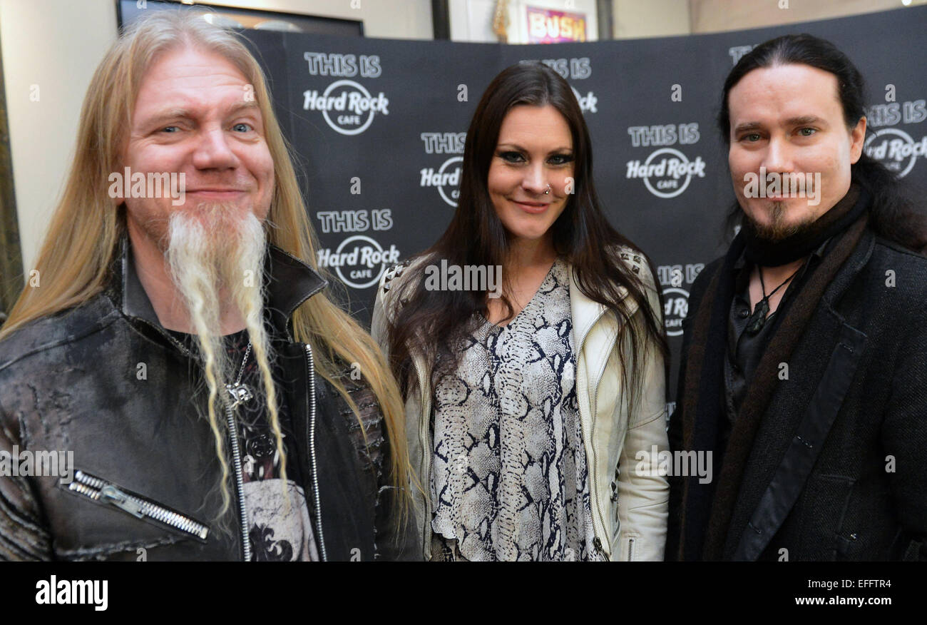 Prag, Tschechische Republik. 3. Februar 2015. Von links nach rechts: Bassist Marco Hietala, Sängerin Floor Jansen und Komponist und Keyboarder Tuomas Holopainen von Nightwish aus Finnland Gruppe präsentieren ihr neue Album in Prag, Tschechische Republik, auf Dienstag, 3. Februar 2015. © Michal Dolezal/CTK Foto/Alamy Live-Nachrichten Stockfoto