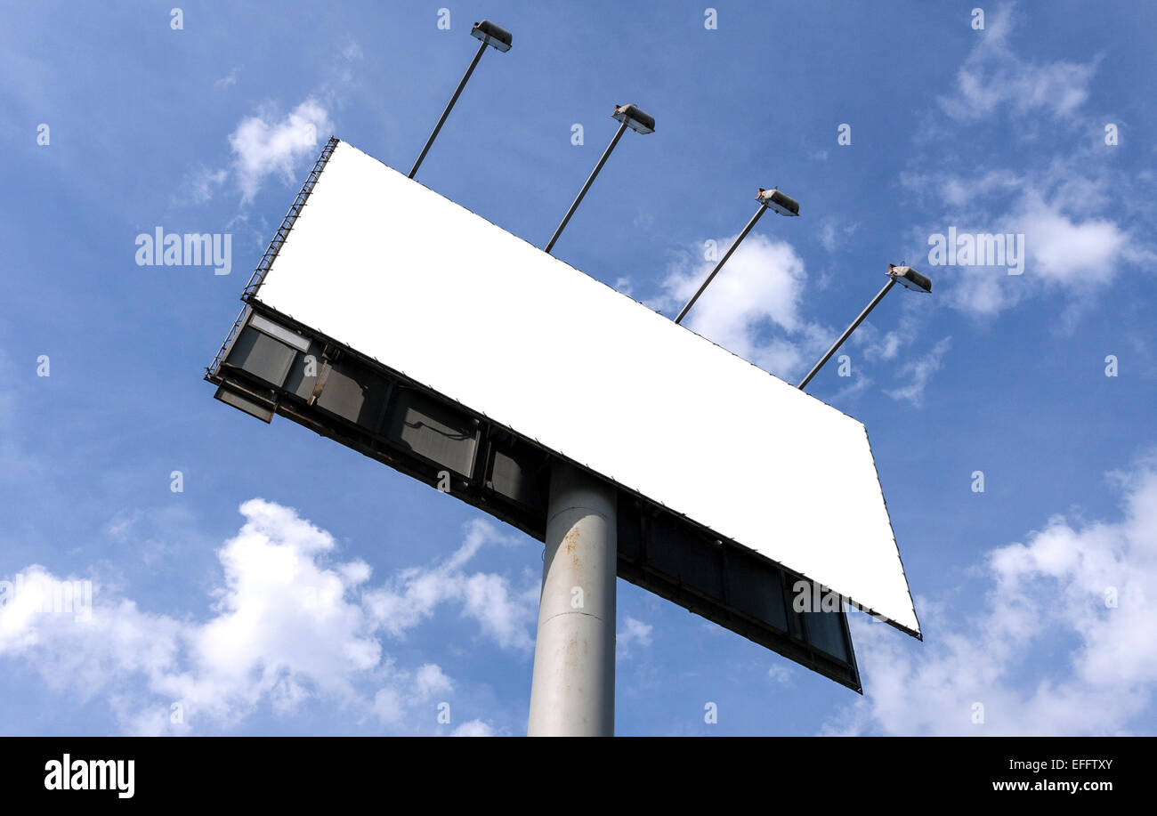 Große leere outdoor-Plakatwand gegen blauen Himmel Stockfoto