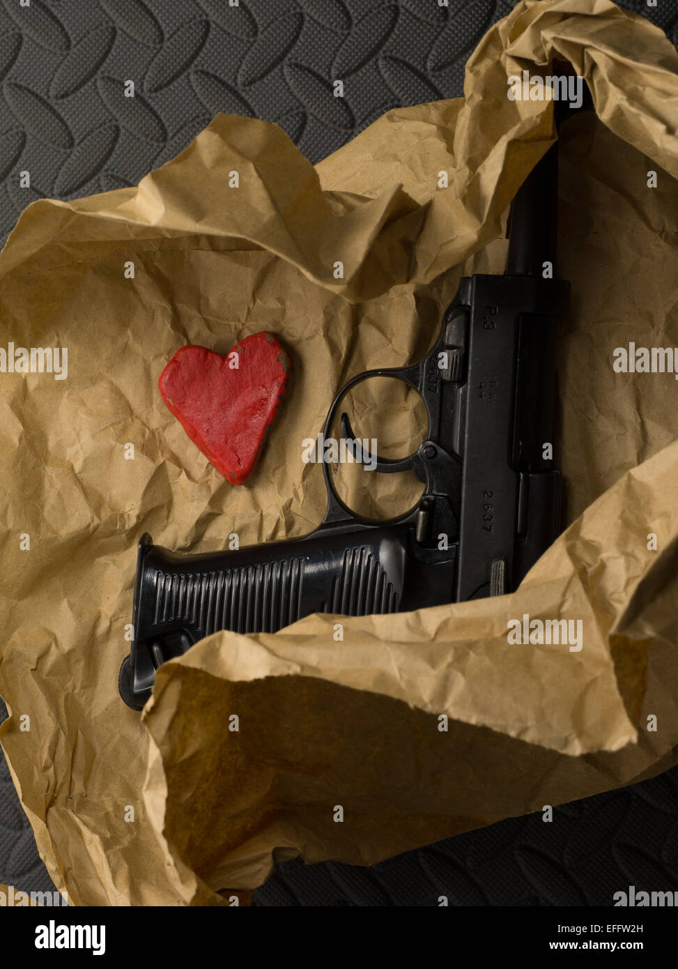 Walther P38 Pistole und rot steinerne Herz Stockfoto