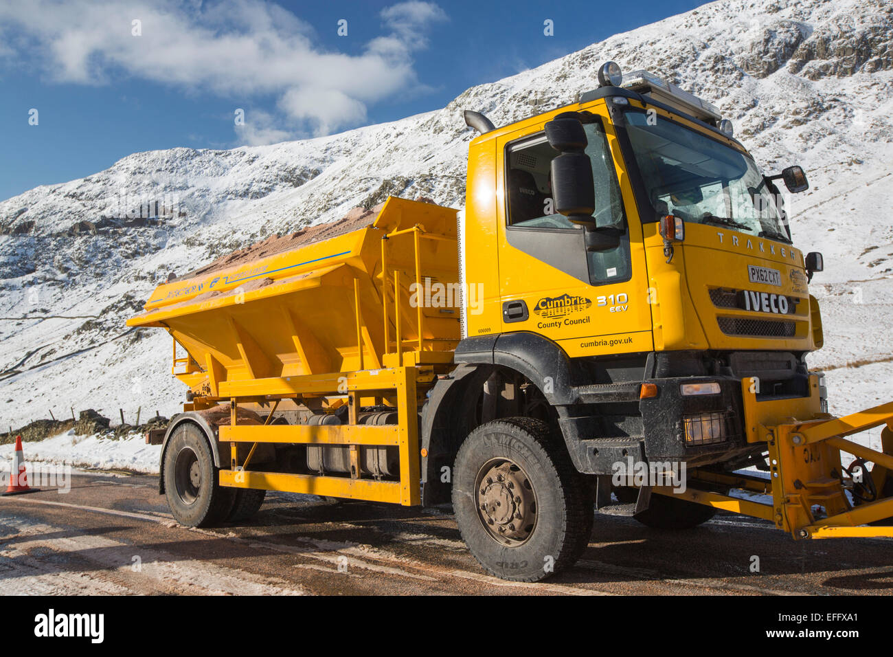 Ein Schneepflug auf Kirkstone Pass, Lake District, Großbritannien. Stockfoto