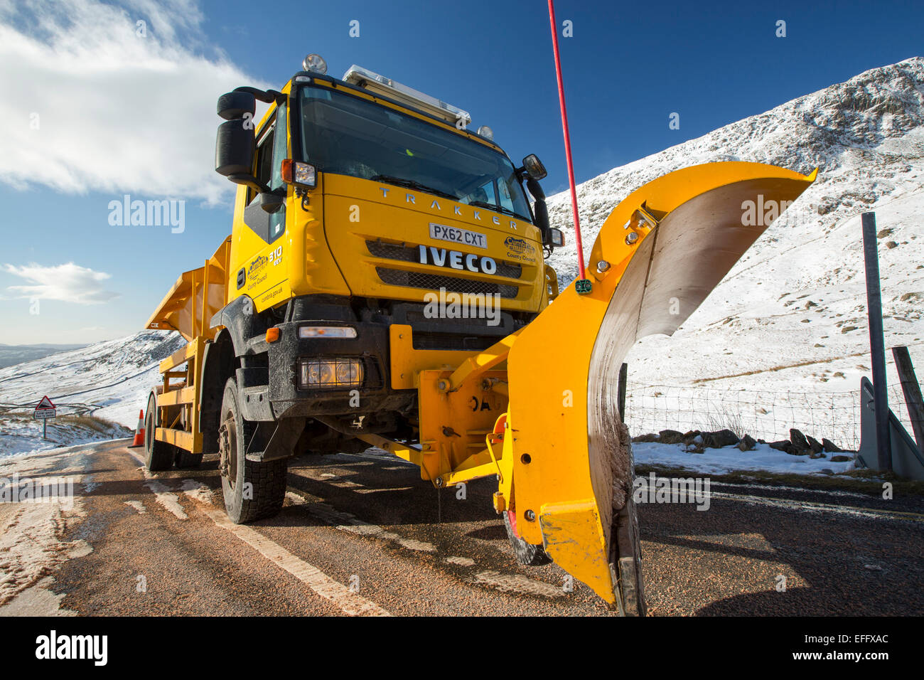 Ein Schneepflug auf Kirkstone Pass, Lake District, Großbritannien. Stockfoto