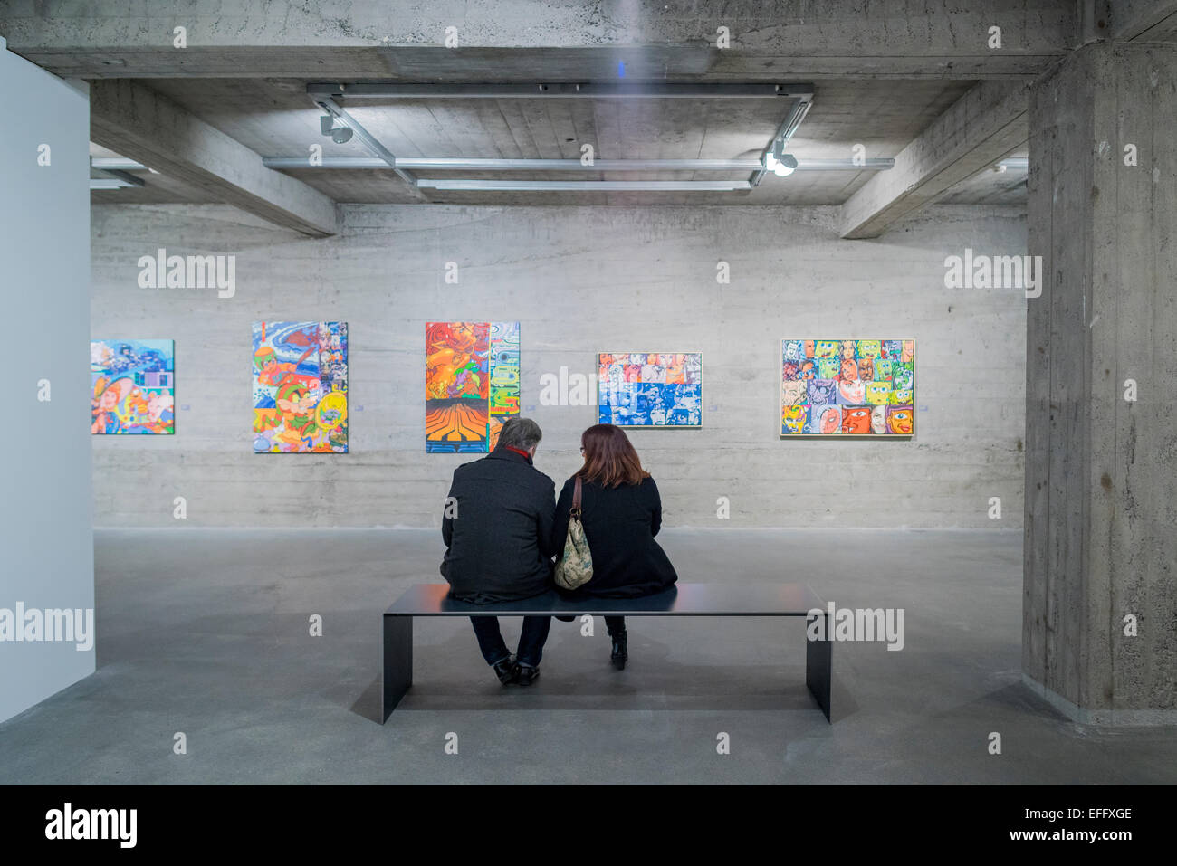 Paar genießen eine Kunst Ausstellung im listasafn Museum in Reykjavik, Island Stockfoto