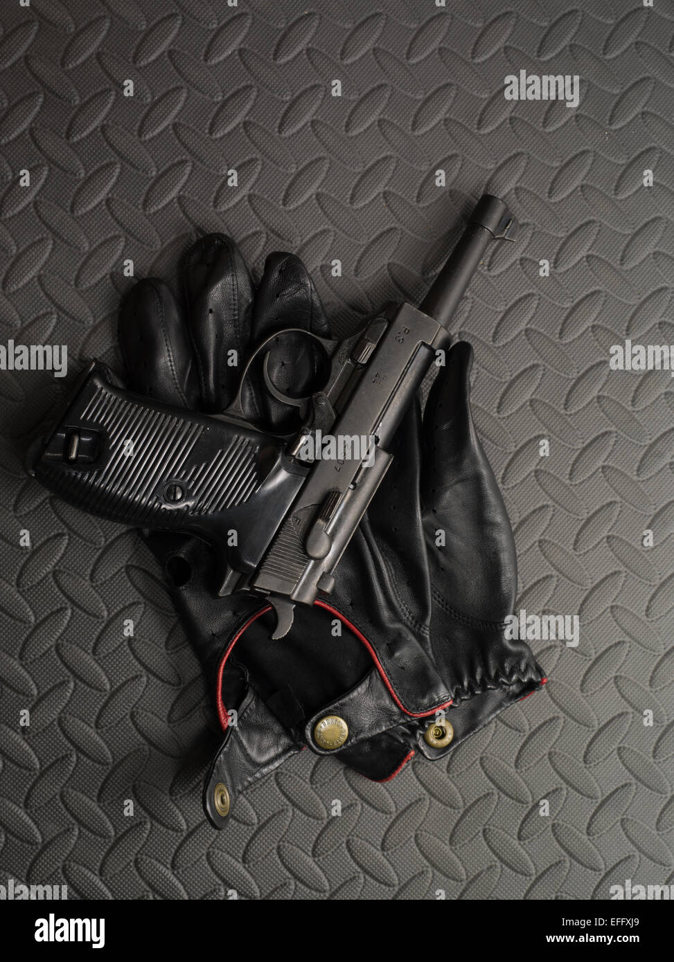 Walther P38 Pistole und schwarze Lederhandschuhe Stockfoto
