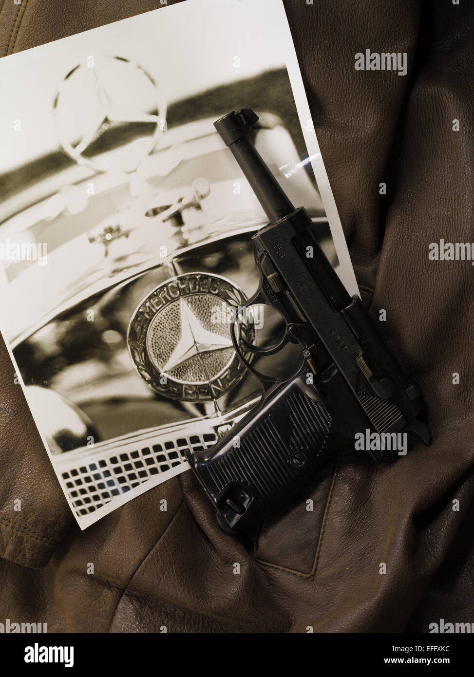 Walther P38 Pistole auf Mantel und Foto Mercedes 500 Stockfoto