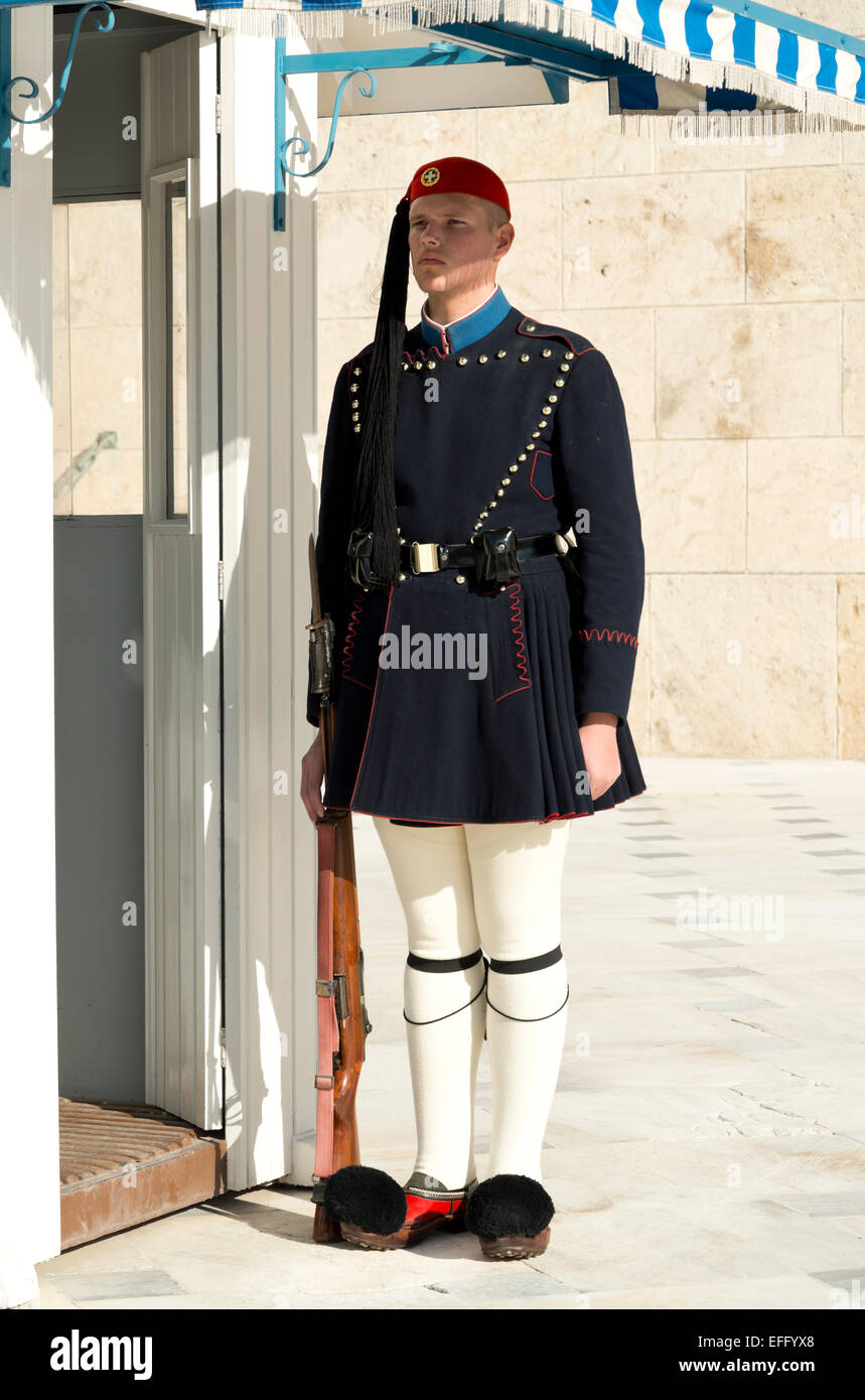 Traditionell gekleidete griechischen Soldaten wachen, das griechische Parlament Gebäude oder das Parlament Griechenlands. Stockfoto