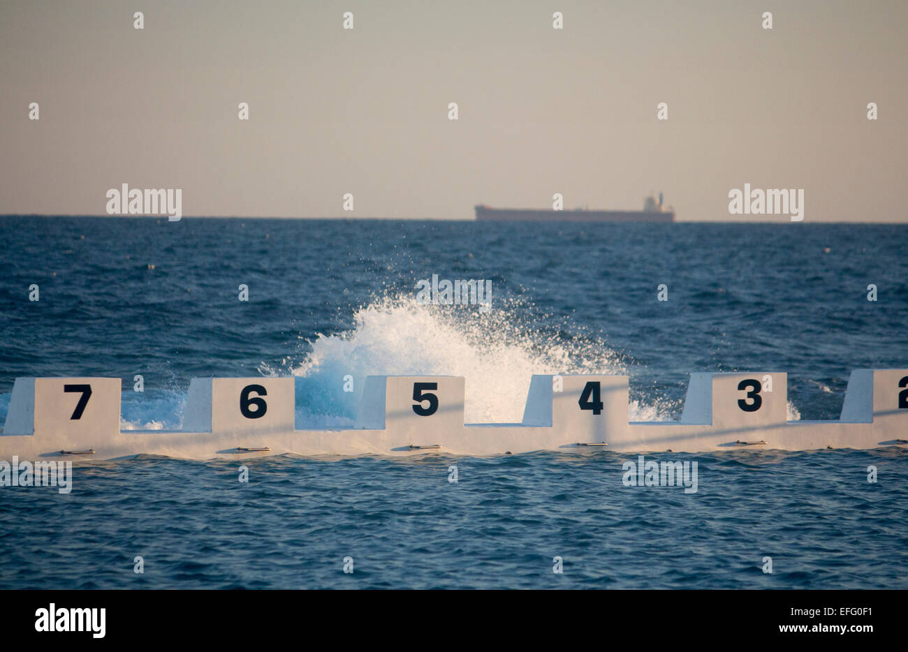 Merewether Ocean Bäder Fahrspurmarkierungen mit Kohle Schiff in Ferne am Horizont Newcastle New South Wales NSW Australia Stockfoto