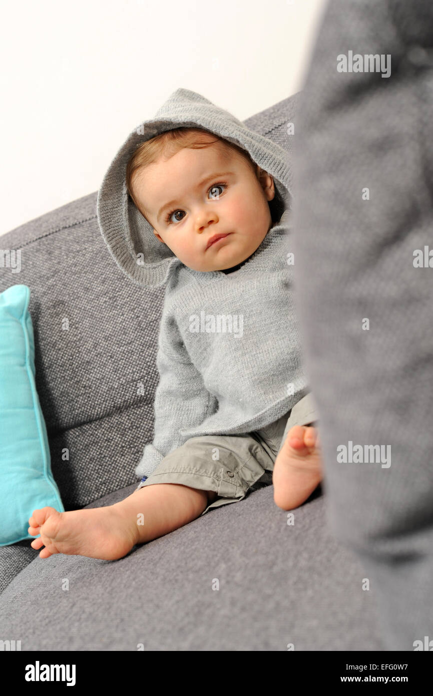 Kleines Kind - Babysitter auf sofa Stockfoto