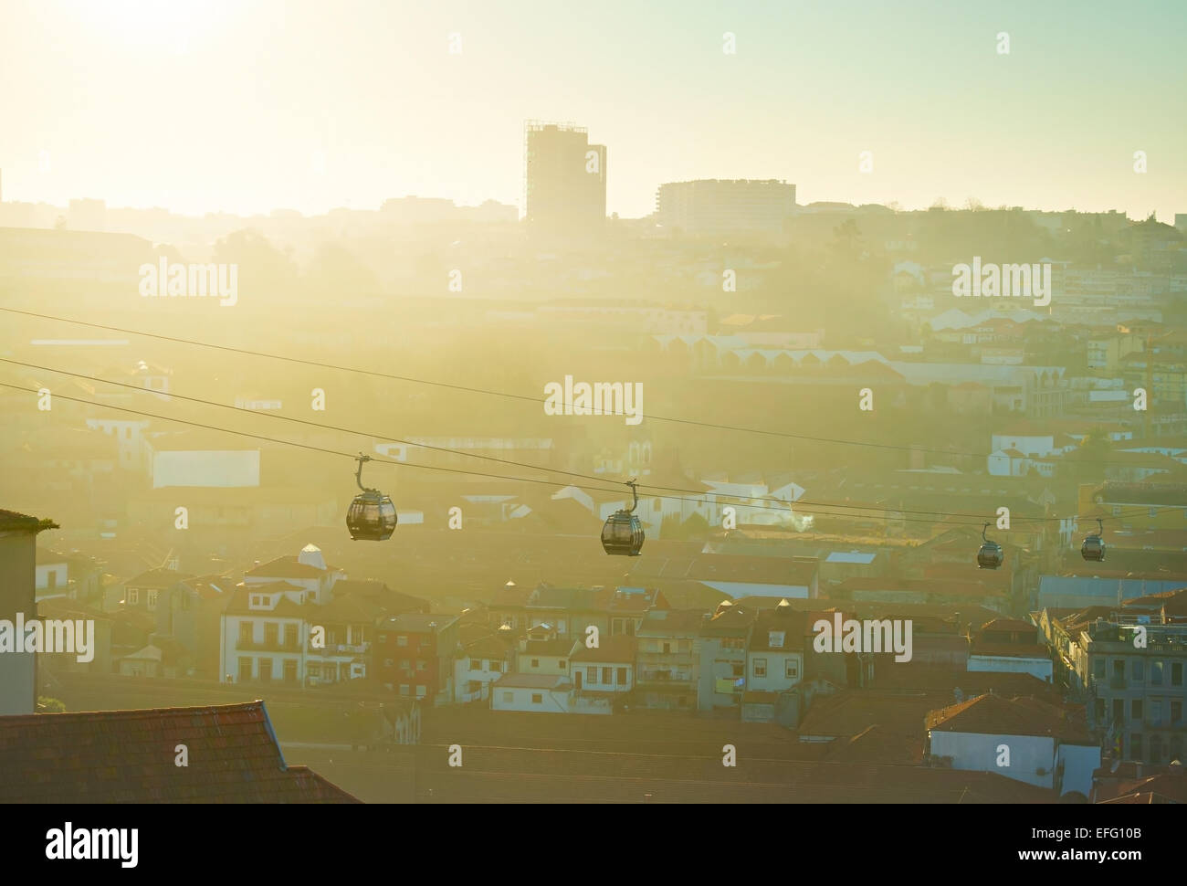 Moderne Seilbahnen in Porto bei Sonnenuntergang. Gaia-Stadt im Hintergrund. Portugal Stockfoto