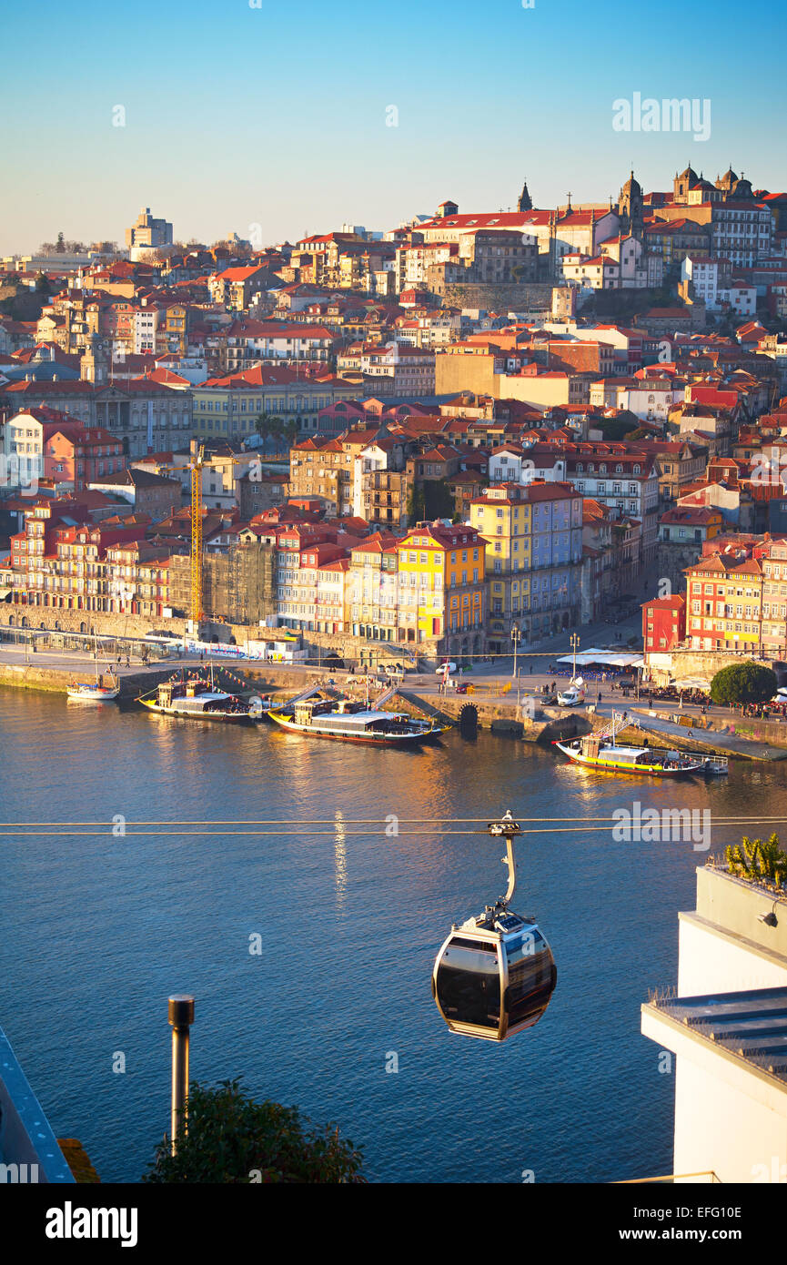 Seilbahn-Kabinen in Porto. Altstadt von Porto im Hintergrund Stockfoto