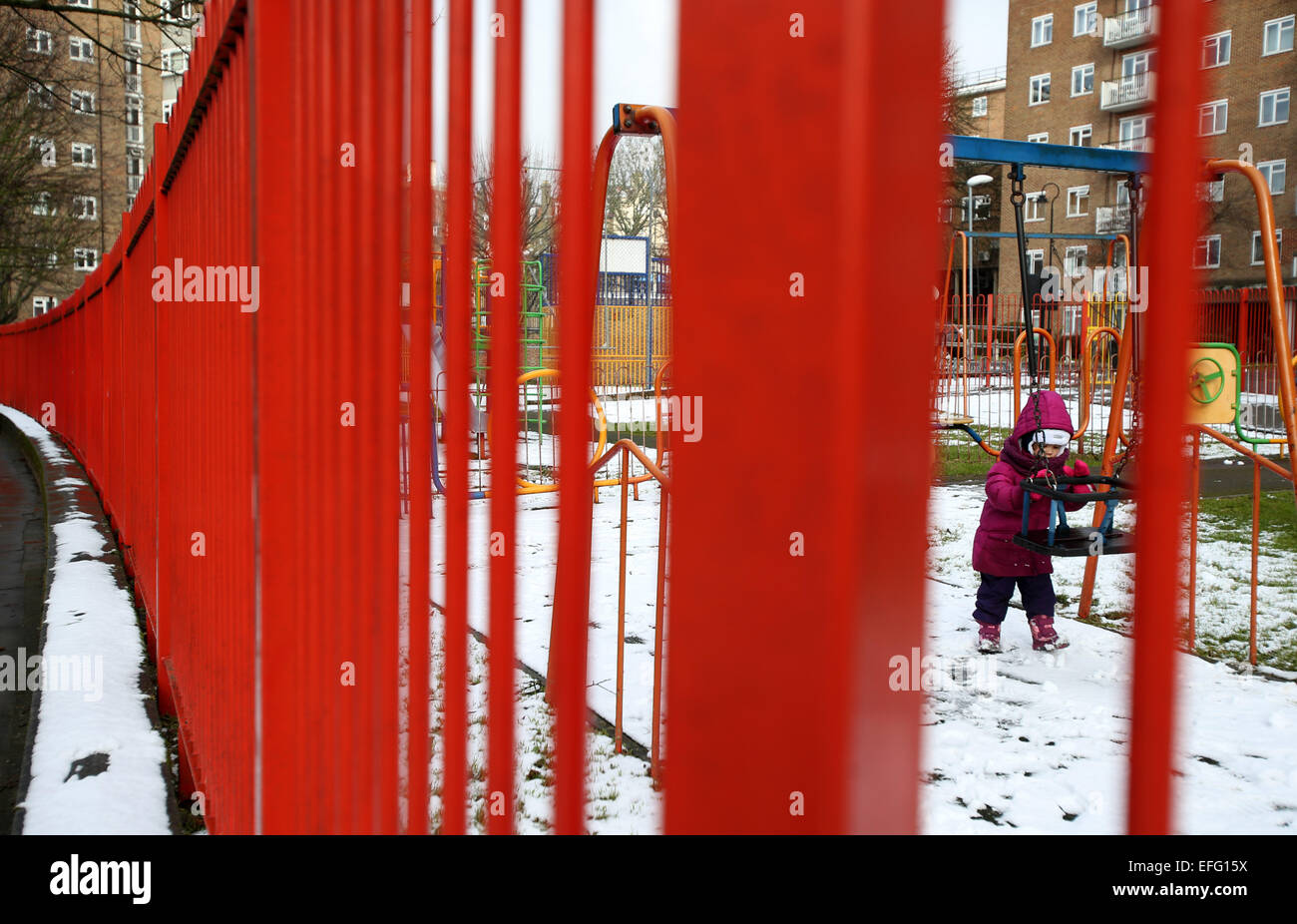 London, UK. 3. Februar 2015. 3. Februar 2015 spielt eine Mädchen mit einem Schwung in London, Großbritannien. Bildnachweis: Han Yan/Xinhua/Alamy Live-Nachrichten Stockfoto