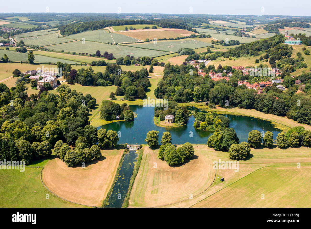 Luftaufnahme von West Wycombe Park stattliches Haus und See in ländlichen Landschaft, Buckinghamshire, England Stockfoto