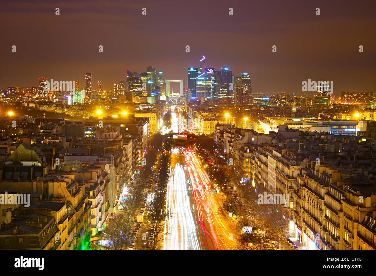 Skyline von Paris. Blick vom Arc de Triomphe in Richtung Paris Geschäftsviertel Defense Stockfoto