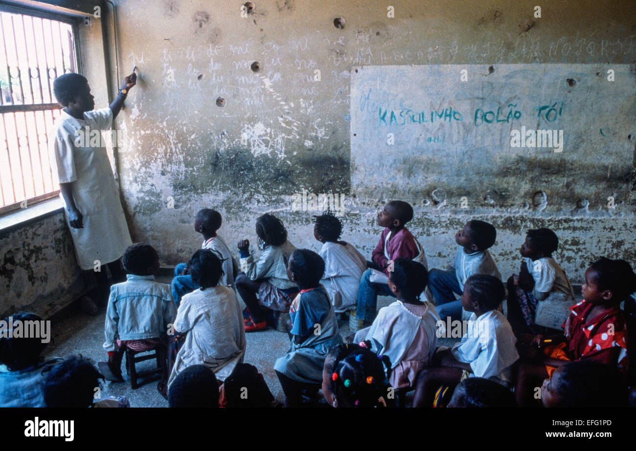 Wand mit Löchern von Aufnahmen an einer Schule in Huambo. Stockfoto