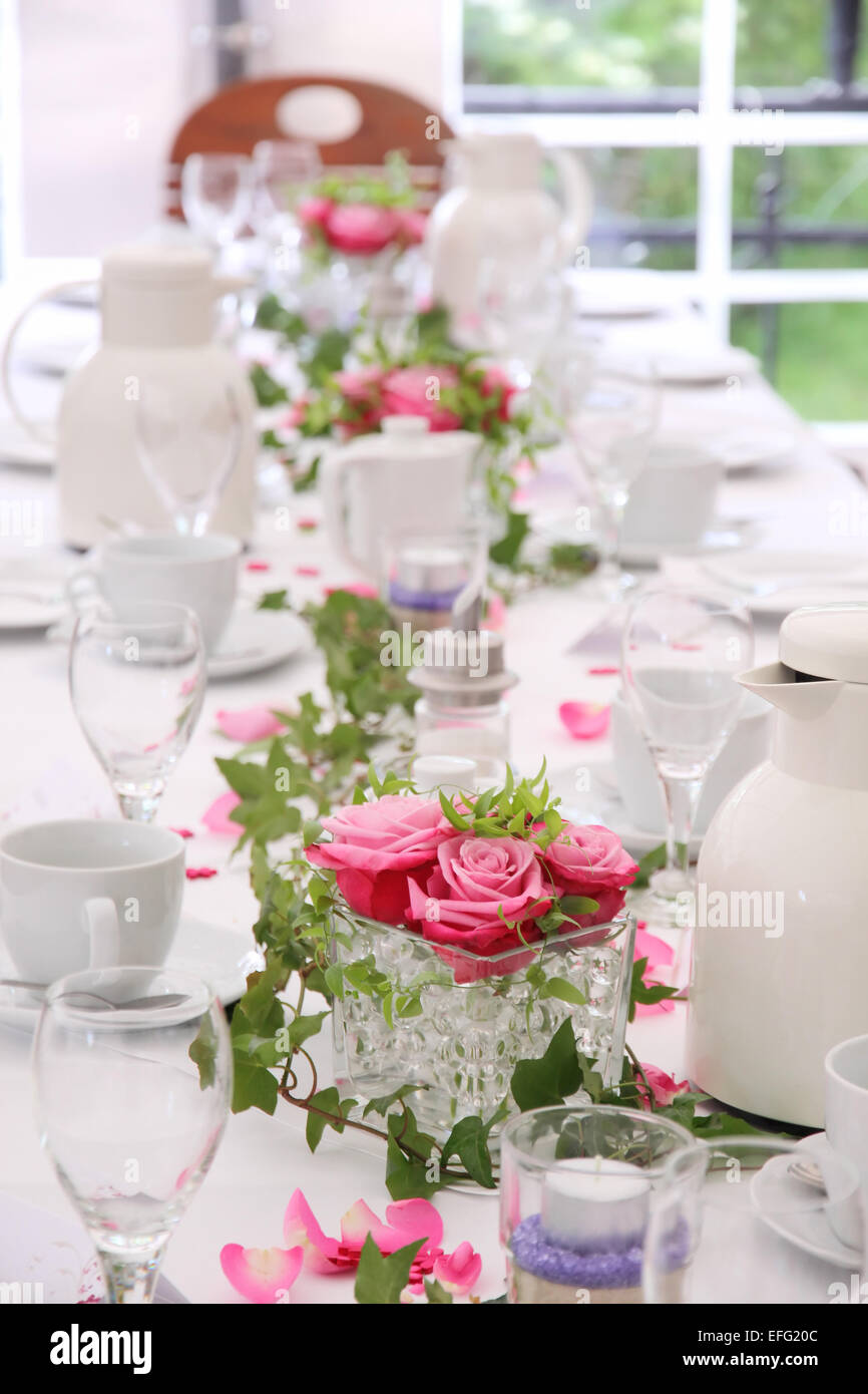 Feierlich gedeckten Tisch für eine Hochzeit mit weißen und rosa Stockfoto