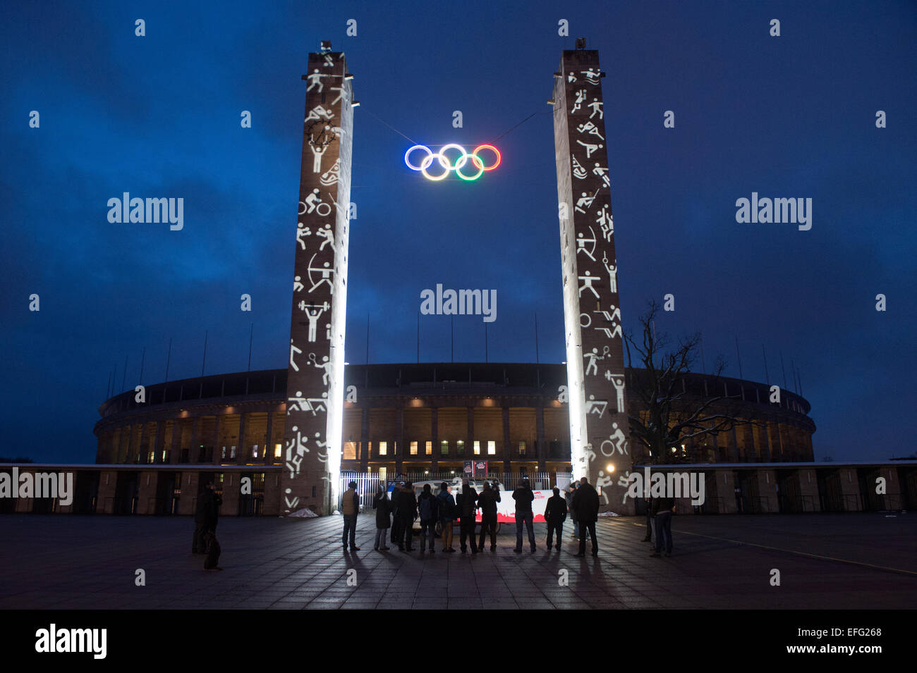 Berlin, Deutschland. 3. Februar 2015. Die Olympischen Ringe im Olympiastadion in Berlin, Deutschland, 3. Februar 2015 Leuchten. Mit seiner Klage ist Olympia Stadion GmbH für die Olympischen Spiele in Berlin Werbung. Foto: MAURIZIO GAMBARINI/Dpa/Alamy Live News Stockfoto