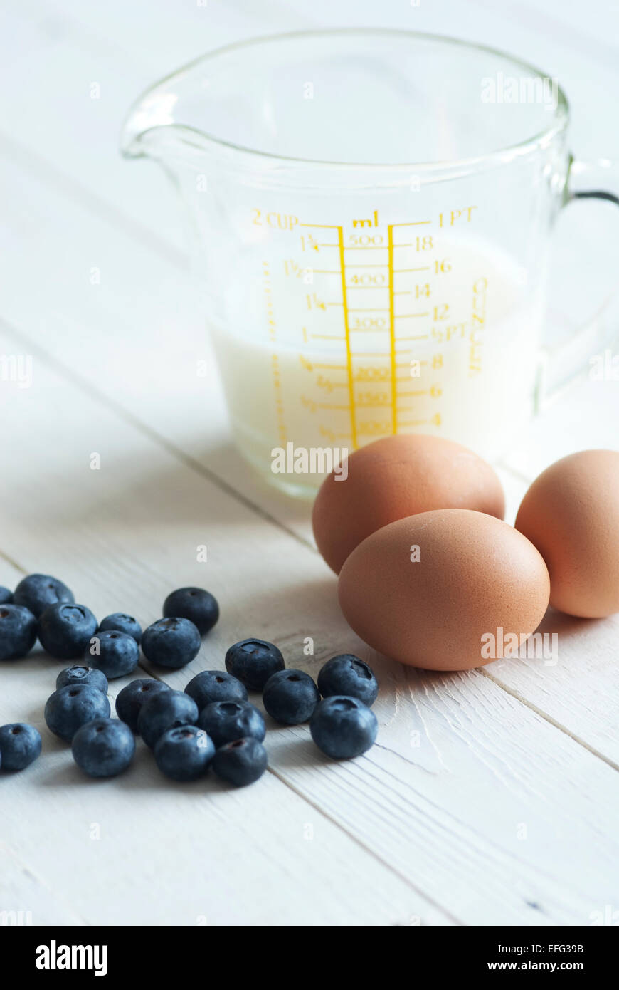Still Life-Bild von Heidelbeeren mit Eiern und Milch Stockfoto