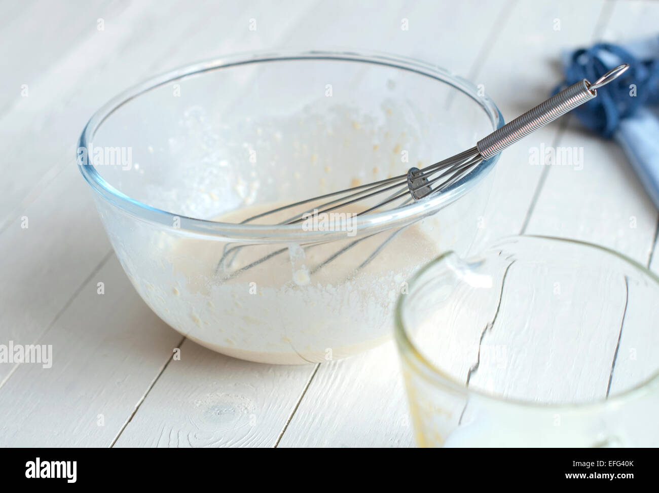 Still Life-Bild der Teig für Pfannkuchen oder Yorkshire Pudding in eine Schüssel geben, mit Schneebesen Stockfoto