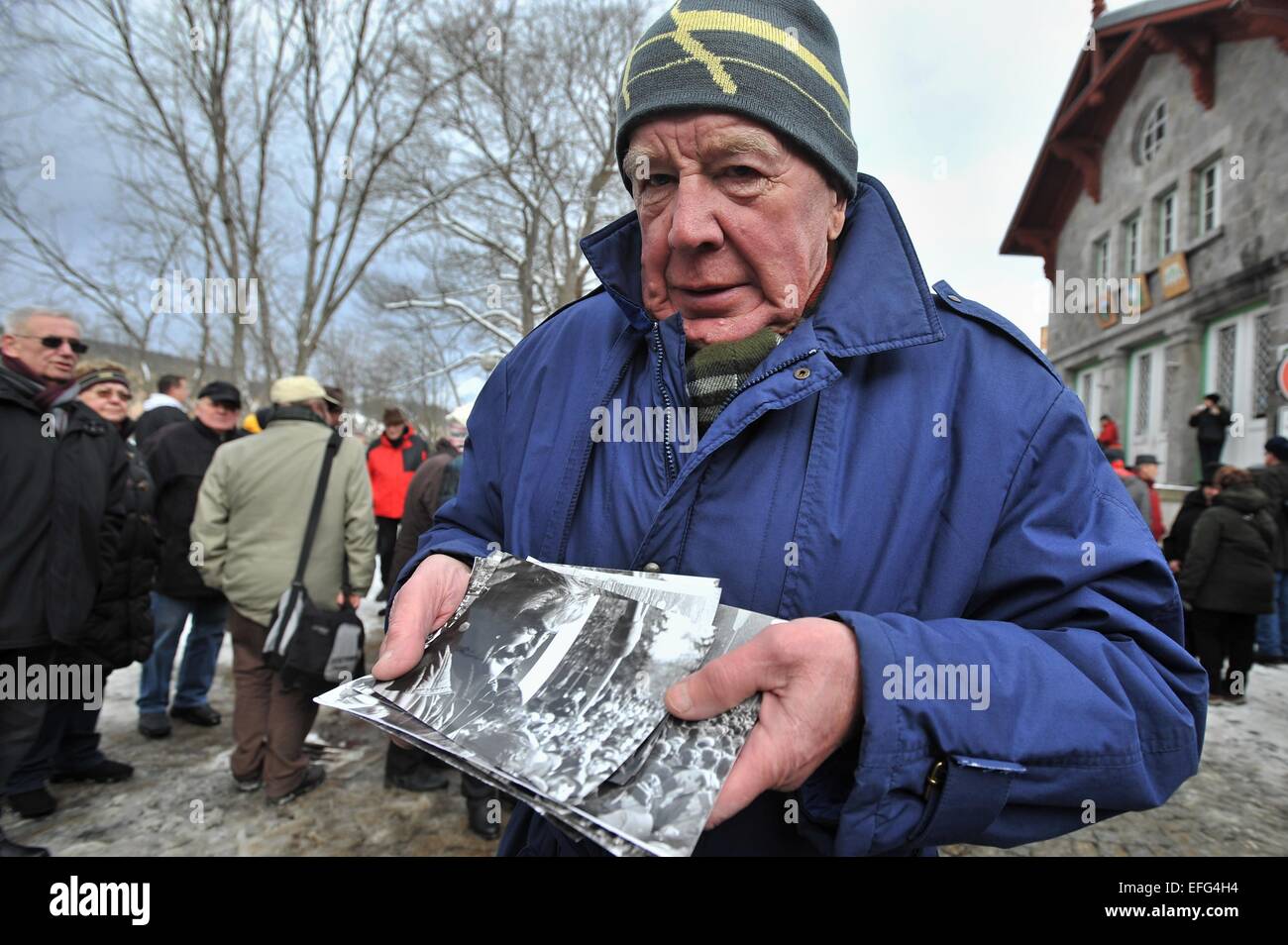 Emil Kintzl Zeugnis zeigt historische Bilder während der Veranstaltung zum 25. Jahrestag der Öffnung der Grenze zwischen der Tschechoslowakei und Bayern. Etwa 700 Menschen kamen in das Dorf Zelezna Ruda, Tschechische Republik, am Dienstag, 3. Februar 2015. Im Jahr 1990 kamen 70.000 Menschen bis zum Grenzübergang Straße die Stacheldraht-Barriere, schneiden die war Teil des Eisernen Vorhangs, und versucht, eine Menschenkette von Zelezna Ruda, 3 Kilometer entfernten Bayerisch Eisenstein zu machen. Das Dorf unterzog sich große Veränderungen in den letzten 25 Jahren, weil ein militärisches Sperrgebiet war auf seinem Gebiet und einheimischen müssen Stockfoto