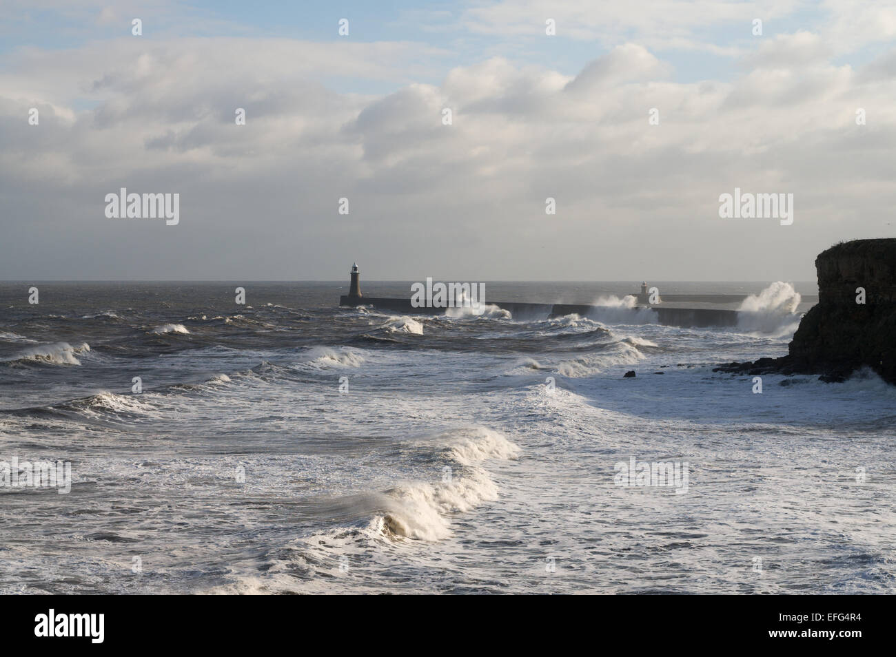 Blick auf große Wellen brechen über Tynemouth Pier aus Norden, Nord-Ost-England, Großbritannien Stockfoto