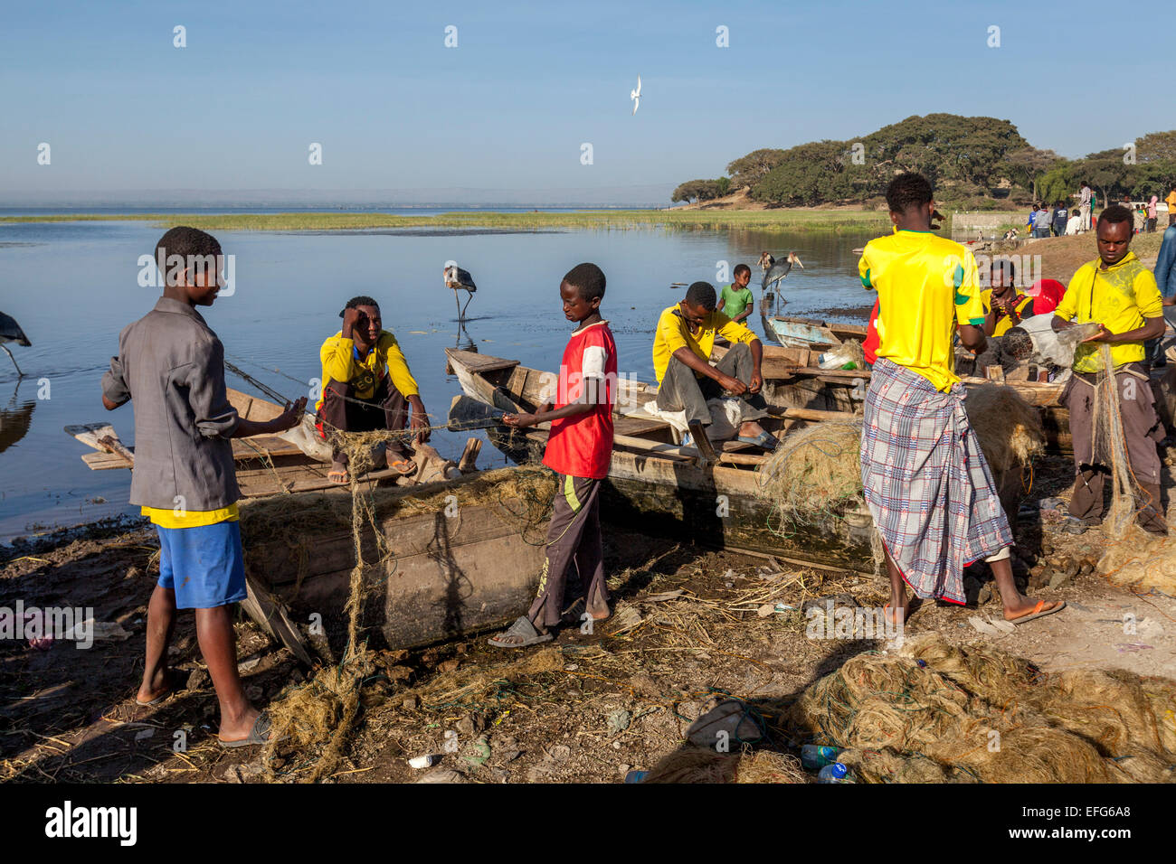 Lokalen Jungs Ausbessern von Fischernetzen, der Fisch Markt, See Hawassa Hawassa, Äthiopien Stockfoto