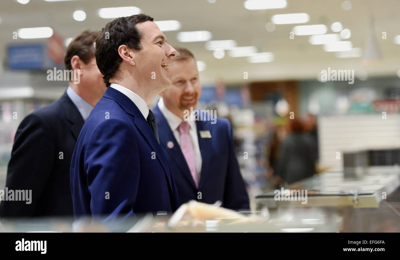 Der Schatzkanzler George Osborne sprechen während der Besuch in Hove Waitrose-Supermarkt Stockfoto