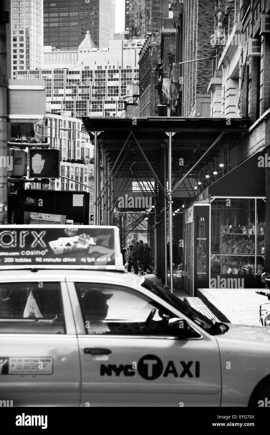 New Yorker Straßenszene mit Taxi Stockfoto