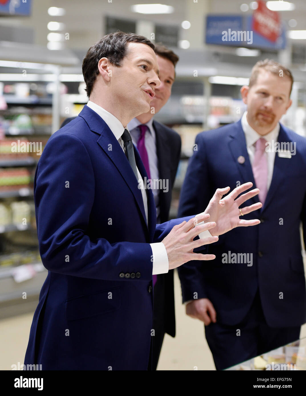 Schatzkanzler George Osborne spricht während des Besuchs im Supermarkt Hove Waitrose 2015 Stockfoto