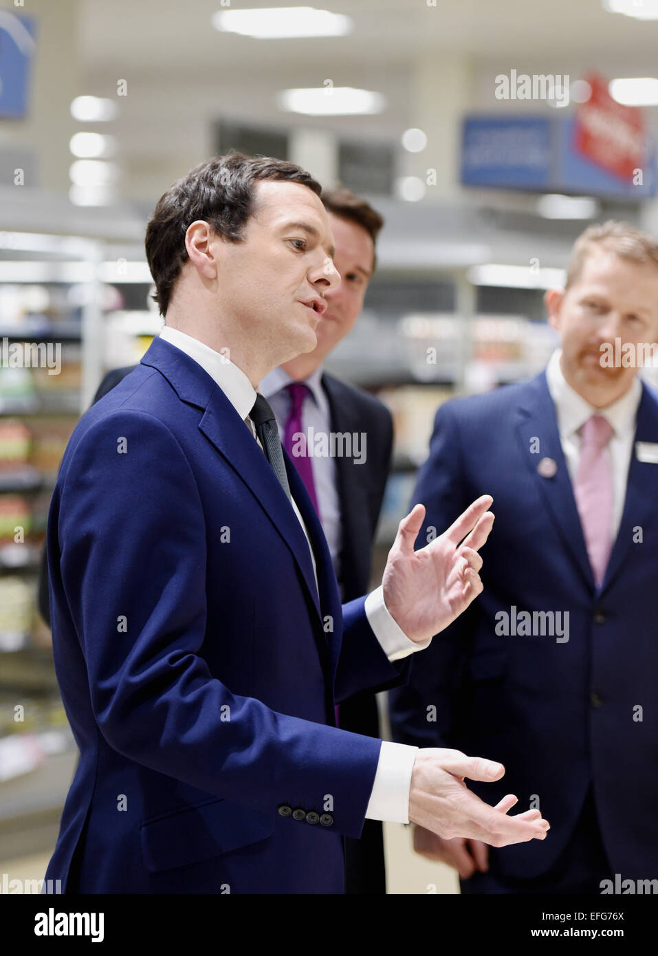 Schatzkanzler George Osborne spricht während des Besuchs im Supermarkt Hove Waitrose 2015 Stockfoto