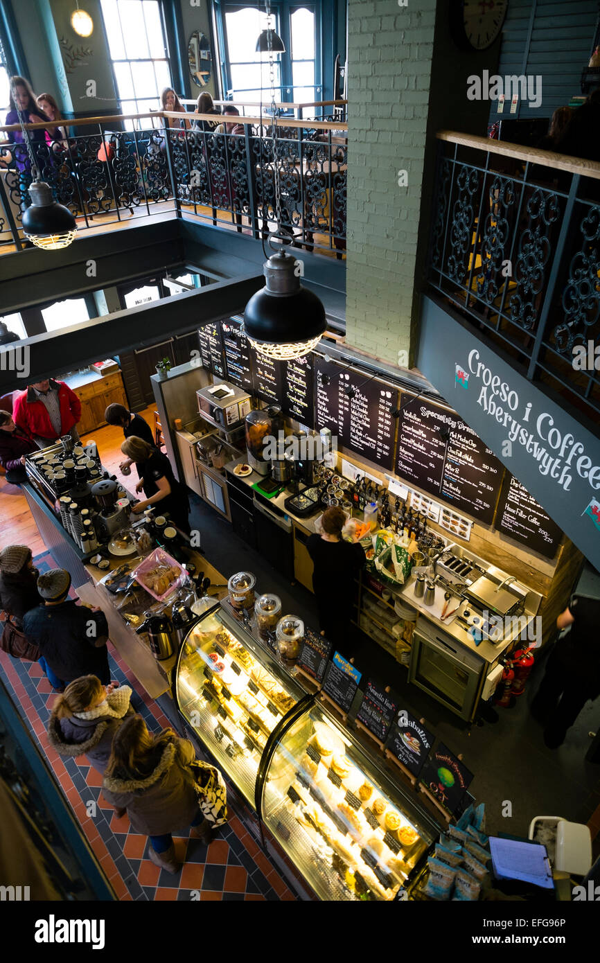 Innenraum eines Zweiges der Kaffee #1-Café-Kette, Besitz der walisischen Brauerei Gehirne, Aberystwyth, Wales UK 31. Januar 2015 © Keith Morris www.artswebwales.com keith@artx.co.uk 07710 285968 01970 611106 Stockfoto