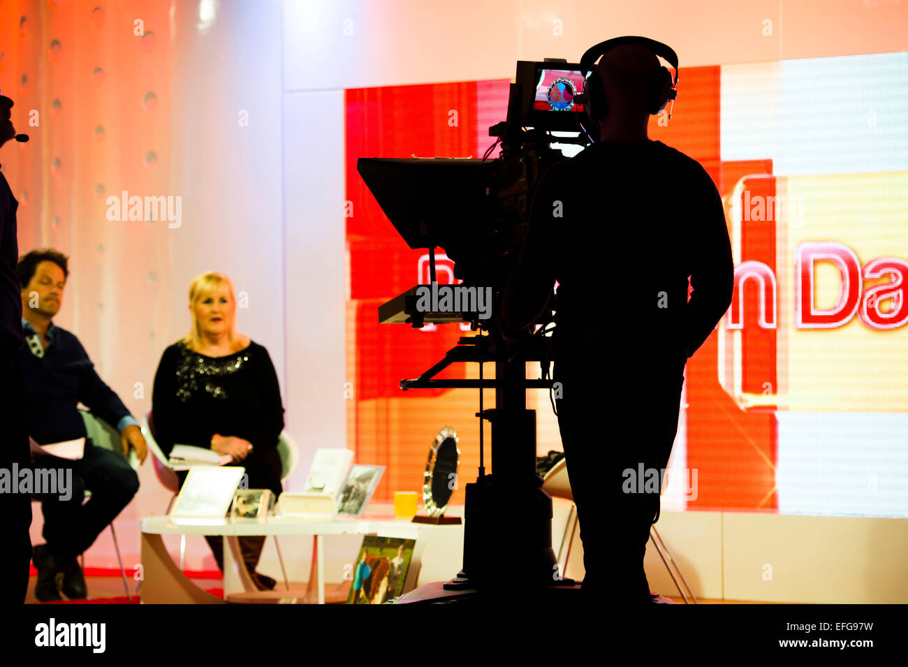 Arbeiten im Rundfunk: ein Kameramann Kameramann arbeitet ein live Nachmittag walisische Sprache Fernsehen Magazione Tagesprogramm für S4C ausgestrahlt von den Tinopolis Studios, Carmarthen Wales UK Stockfoto