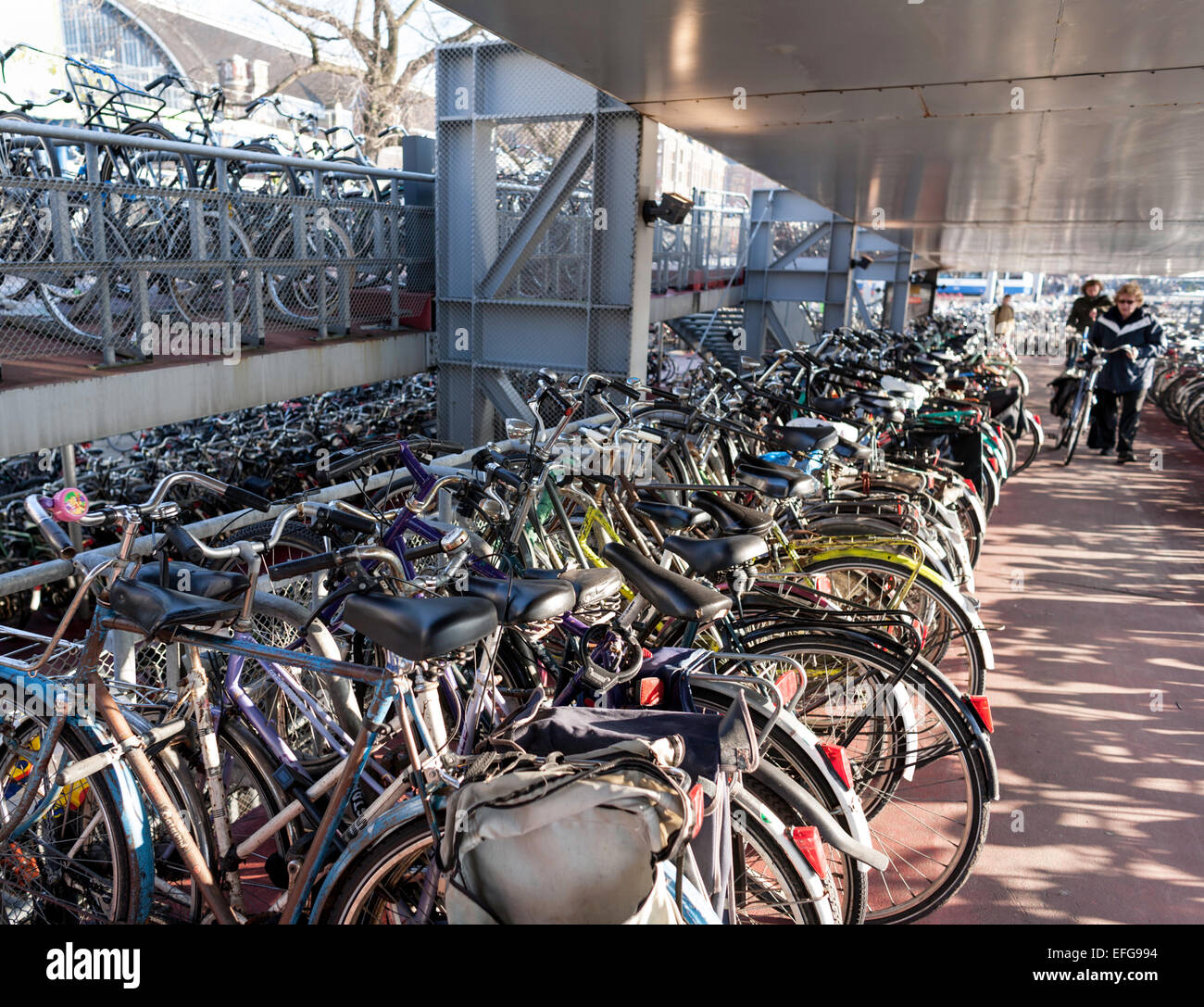 Mehrstöckige Fahrrad-Parkhaus in der Nähe von Hauptbahnhof Amsterdam, Niederlande Stockfoto