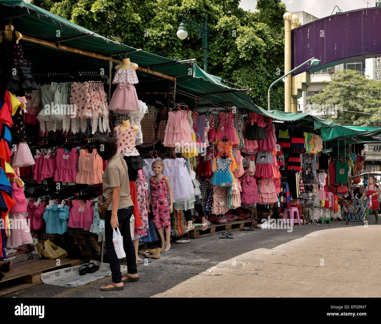 THAILAND - klein, gut bestückt, Geschäfte säumen die verkehrsreichen Straßen auf dem Bo Bae Market in Abschnitt Chinatown von Bangkok. Stockfoto