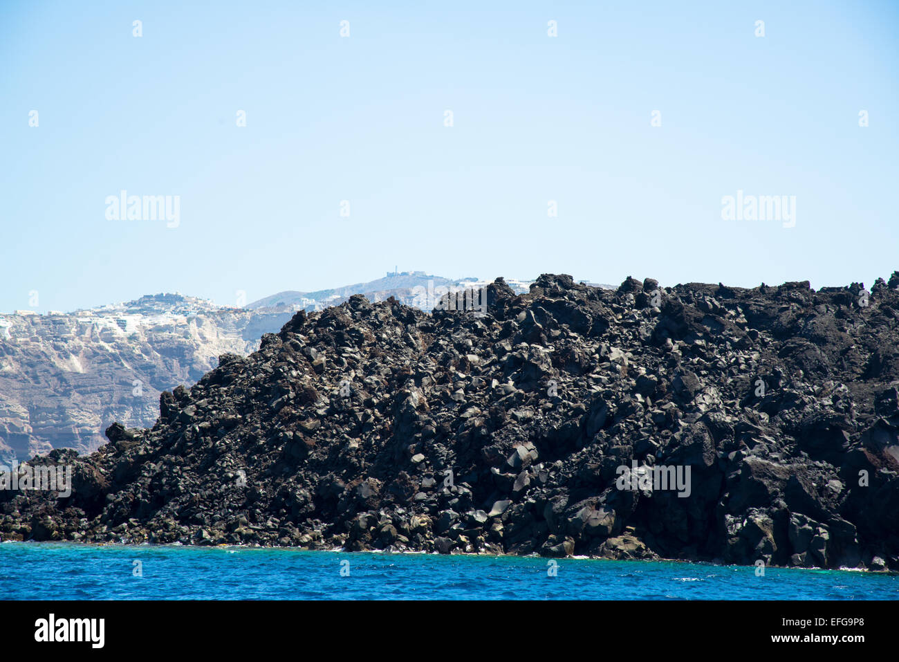 Vulkaninsel nea Kameni mit Santorini in Griechenland Stockfoto