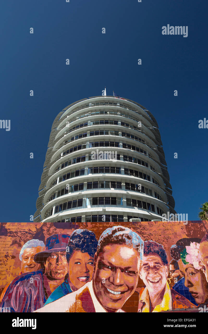 HOLLYWOOD JAZZ WANDGEMÄLDE (©RICHARD WYATT JR 2012) CAPITOL VERZEICHNET DEN GEBÄUDETURM (©WELTON BECKETT 1956) VINE STREET HOLLYWOOD LOS ANGELES KALIFORNIEN USA Stockfoto