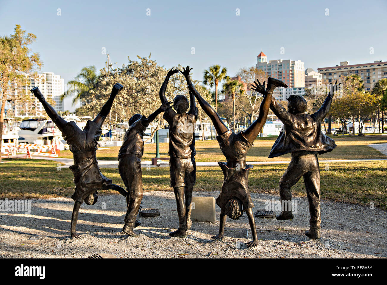 Statue von spielenden Kindern namens Olympic Wannabees Bayfront Park Sarasota, FL. Stockfoto