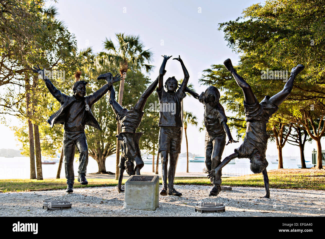 Statue von spielenden Kindern namens Olympic Wannabees Bayfront Park Sarasota, FL. Stockfoto