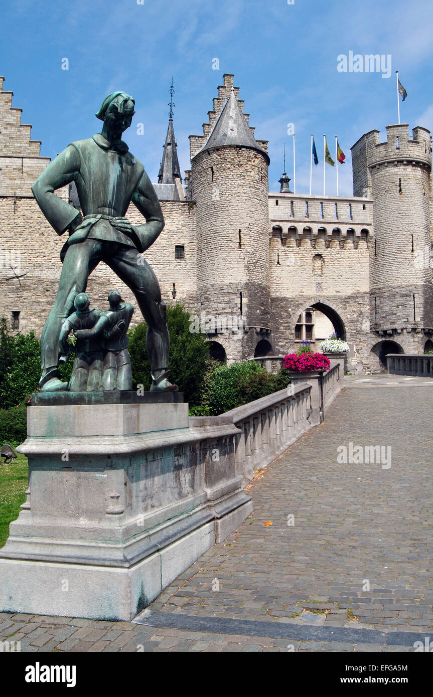 Belgien, Antwerpen. Lange Wapper Statue vor Burg Het Steen. Stockfoto