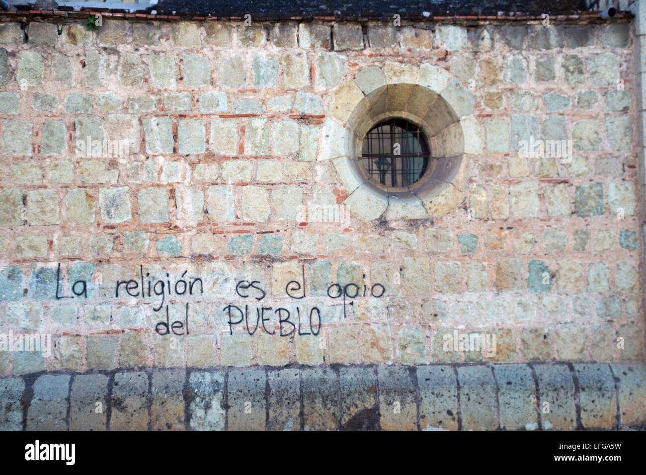 Oaxaca, Mexiko - Graffiti an der Wand der Kirche von San Felipe Neri Zitate Karl Marx: "Religion ist das Opium des Volkes." Stockfoto