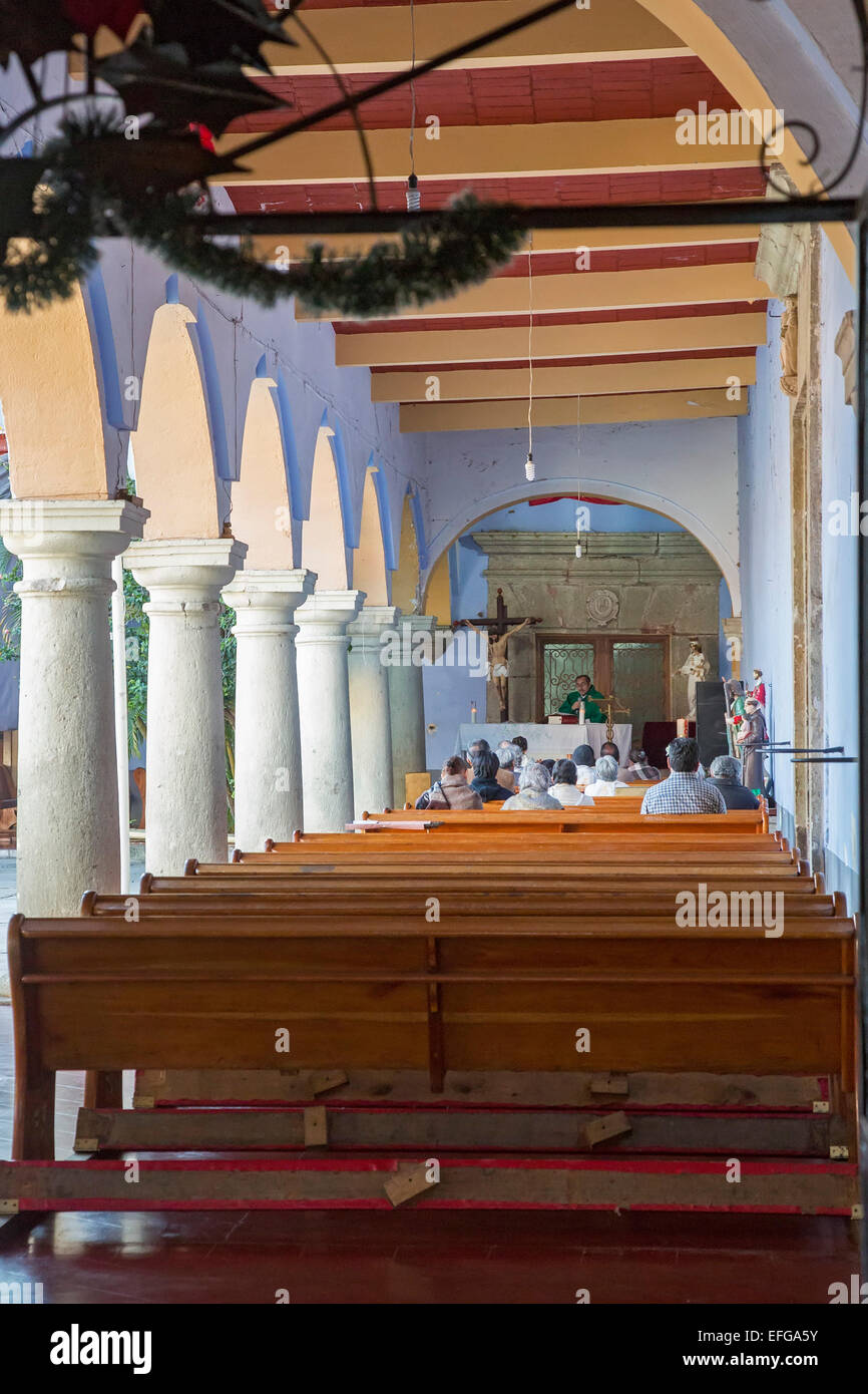 Oaxaca, Mexiko - ein Priester feiert die Messe in der Kapelle in der Kirche La Merced. Stockfoto